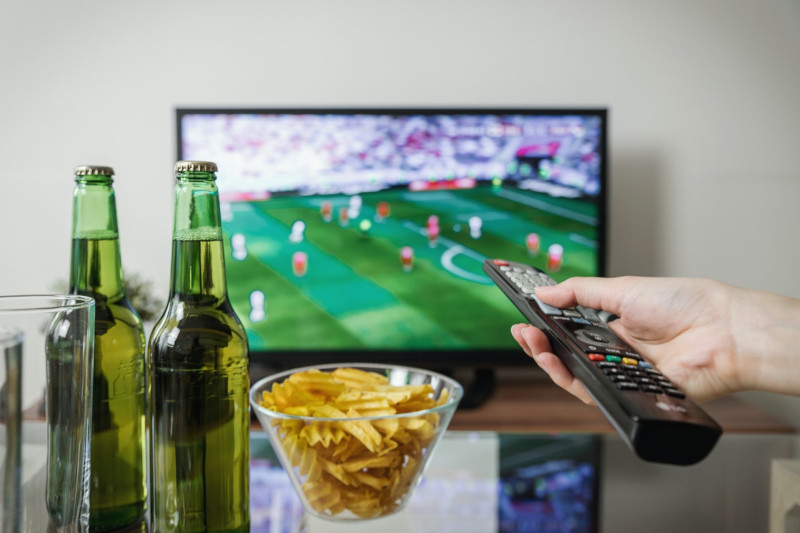 Fernseher mit einem Fußballspiel